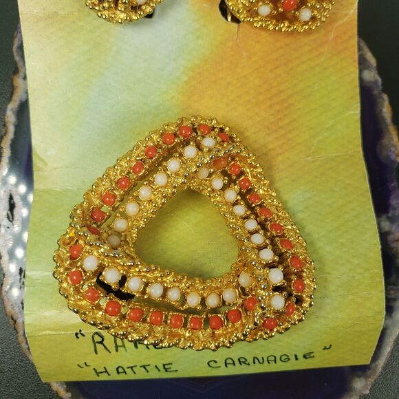 VTG Rare Hattie Carnegie Coral and White Stone Brooch and Clip-on Earrings Set - Picture 3 of 15